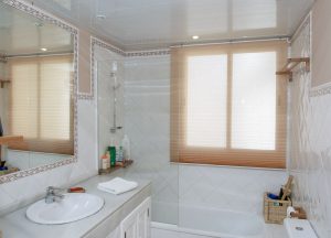 cortina plisada baño